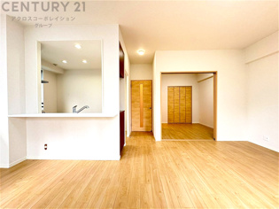 リビングダイニングは家族や友人とのコミュニケーションを楽しむ場所でくつろぎながら食事や会話を楽しめ、多目的に利用できリラックスできる空間です。家庭内の中心として機能し、快適な生活をサポートします。