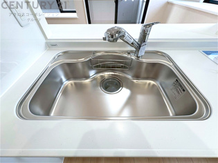 大きなシンクでお鍋などの大きな調理器具を洗う際にも便利です。
