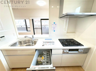 シンプルなデザインと使いやすさを兼ね備えた対面式システムキッチンは、効率的な作業スペースを提供し、家族やゲストとのコミュニケーションを促進します。