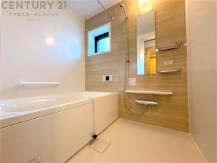 ユニットバスは省スペースでありながら、シンプルな設計と使いやすさを備え、簡便なメンテナンスが可能です。またミラー・小物置き場もあり便利です。