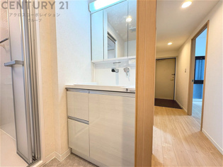 化粧品や洗顔料、歯ブラシなどの必需品をまとめて置ける収納スペースがあり、使用するたびに取り出す手間が省けます。また、水回りのため、濡れても大丈夫な素材が使用されており、お手入れが簡単です。