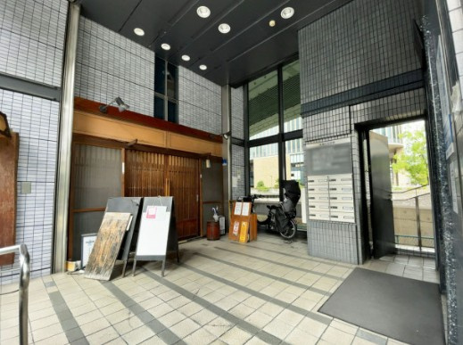 幸福ビル別館のエントランス