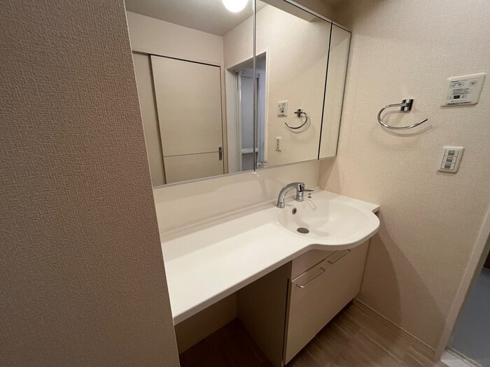 セジュール合川南 A棟の洗面所|広い洗面台です