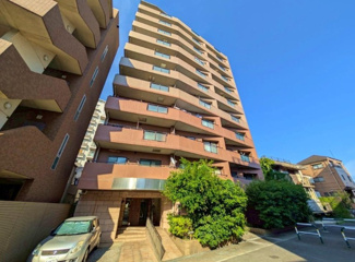 【外観】 | モダンでスタイリッシュな印象を与えるブラウンカラーを基調とした外観。