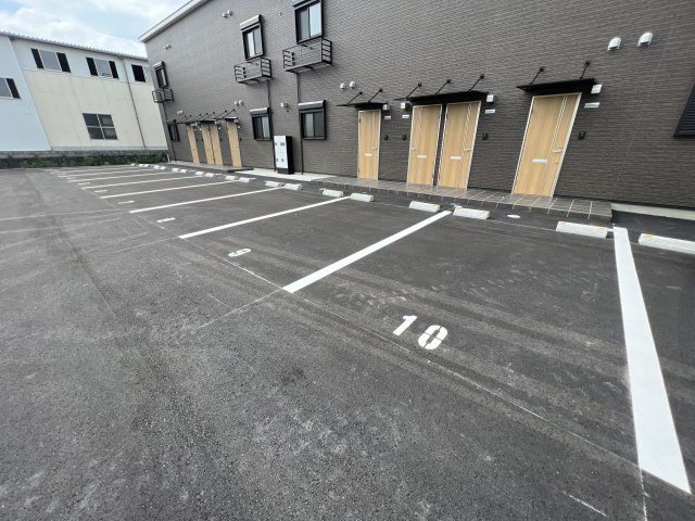 トラミッドヴィラ花田の駐車場