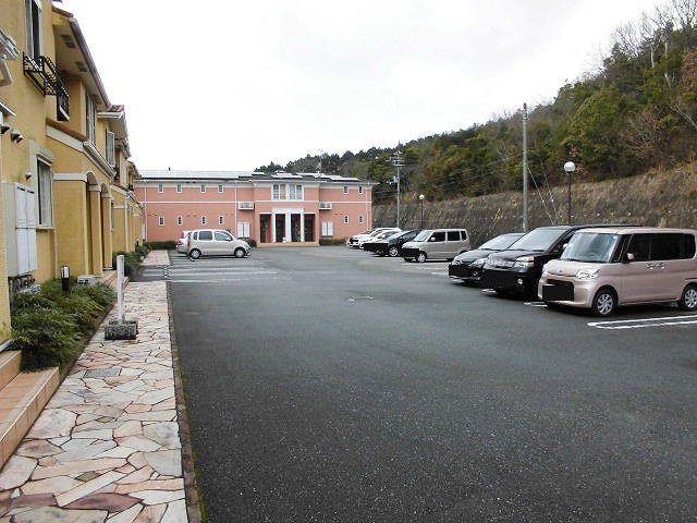 クラッセ弐番館の駐車場