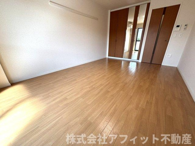 【居間・リビング】 | サンラヴィアン | 洋室9.2帖