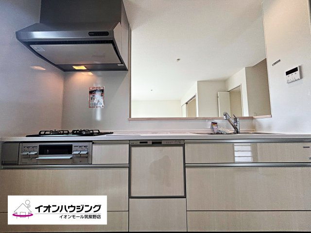 キッチン：同じ空間、同じ時間に家族で共有できるから、ダイニングキッチンが家族団らんの場所になります。居心地良く、お料理しながら家族との会話も弾みそうです♪