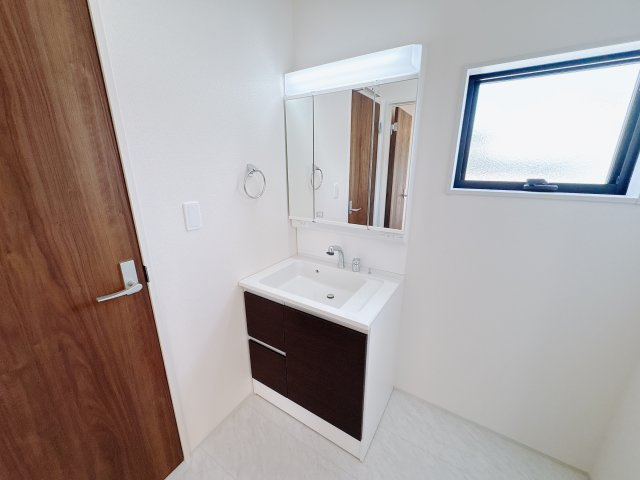 【LiveleGarden.S】宇都宮市鶴田町 第22の独立洗面台|〇1号棟洗面化粧台〇
三面鏡のウラやシンク下の収納、たっぷり！お手入れ楽々シャワー付き洗面化粧台。くもり止め付きのため、お風呂上りでも見やすい鏡です！
※2025年9月撮影