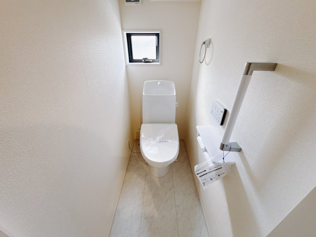 【LiveleGarden.S】宇都宮市鶴田町 第22のトイレ|〇高機能トイレ〇
うれしい手すり＆タオル掛け付きトイレ。ご家族様が多いご家庭の方も安心、もちろん２階にもございます！！お掃除のしやすいタイプの便座です。
※2025年9月撮影