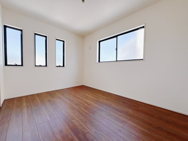 【LiveleGarden.S】宇都宮市鶴田町 第22の洋室|〇1号棟2F洋室6帖〇
大きな窓で２階居室にもしっかりと陽ざしが届いて明るい室内です♪
※2025年9月撮影