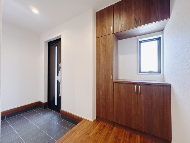 【LiveleGarden.S】宇都宮市鶴田町 第22の玄関|〇1号棟玄関〇
大容量コの字型玄関収納。中は全て自由に動かせる可動棚タイプのため、季節物の長いブーツや高さのあるベビーカー・ゴルフバッグなどもキレイにすっきり収納できます！
※2025年9月撮影