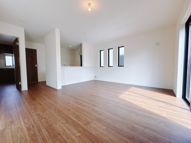 【LiveleGarden.S】宇都宮市鶴田町 第22の居間・リビング|〇1号棟LDK16.5帖〇
室内にいても、たっぷりの陽光と爽やかな風を感じて頂ける、開放感あふれるリビングです。 ご家族と穏やかに過ごす、心地の良い時間が流れます。
※2025年9月撮影