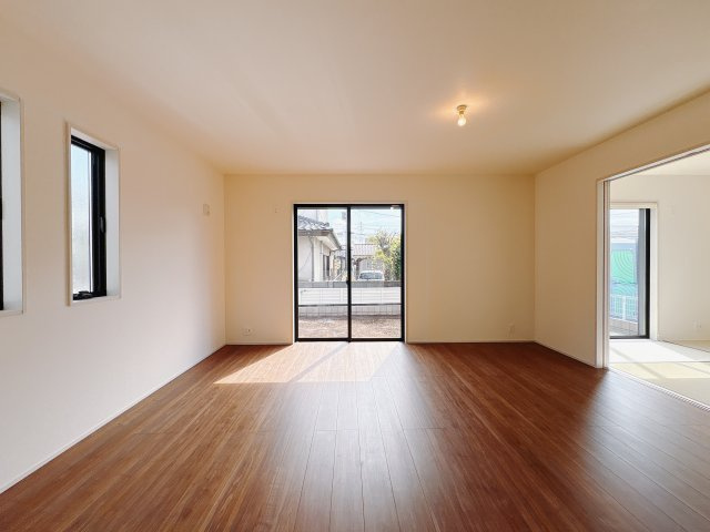 【LiveleGarden.S】宇都宮市鶴田町 第22の居間・リビング|〇1号棟LDK16.5帖〇
リビングの横に和室を設けた和モダンな間取り。襖を開放すればフラットなひと続きの空間として、閉めればそれぞれ独立した空間として使用できます。
※2025年9月撮影