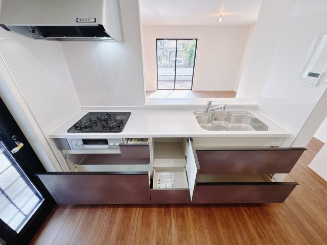 【LiveleGarden.S】宇都宮市鶴田町 第22のキッチン|〇1号棟キッチン〇
大きな鍋やフライパンを収納できるスライド収納が完備されています。また、カウンターが広いので作業がしやすく、シンクやコンロなどのお手入れがしやすい仕様です。
※2025年9月撮影