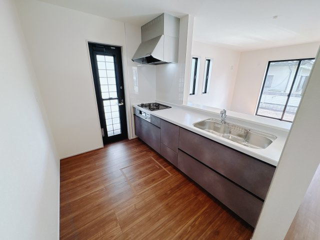 【LiveleGarden.S】宇都宮市鶴田町 第22のキッチン|〇1号棟キッチン〇
対面仕様で、料理をしながら家族と会話ができるだけでなく、明るいリビングとつながる、ゆとりと快適性を兼ね備えたキッチン♪勝手口が付いていて便利です！
※2025年9月撮影