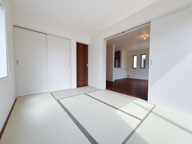 【LiveleGarden.S】宇都宮市鶴田町 第22の和室|〇1号棟1F和室6帖〇
リビング横の和室は玄関側とリビング側の二方向から出入りできるので客間にぴったりです♪
※2025年9月撮影