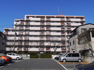 【外観】 | 開放感ある立地。SRC造の重厚感ある建物です。