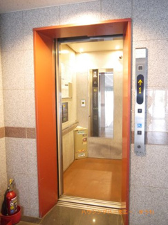 【その他共用部分】 | 階段移動の手間を省く現代の必需設備です。