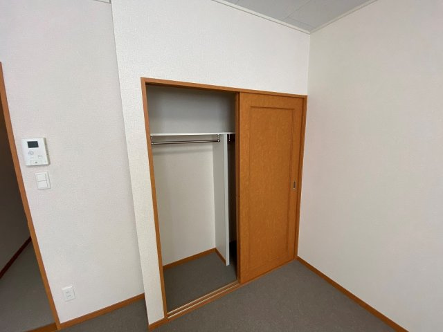 レオパレス室工の内装|居室：１Fはフローリング　2Fは絨毯