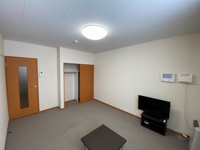 レオパレス室工の居間・リビング|居室：１Fはフローリング　2Fは絨毯