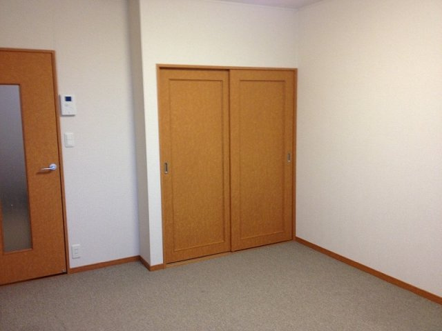 レオパレス室工の内装|居室：１Fはフローリング　2Fは絨毯