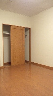 レオパレス室工の内装|居室：１Fはフローリング　2Fは絨毯