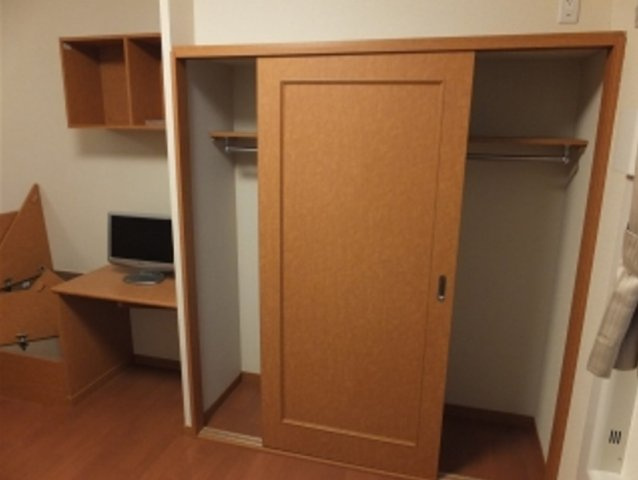 レオパレスＨＯＴハウス登別の内装|居室：１Fはフローリング　2Fは絨毯