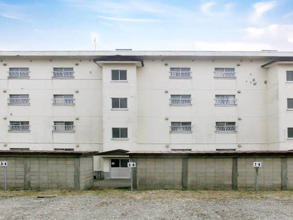 ビレッジハウス白鳥台2号棟の駐車場