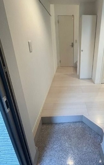 カレッジヒルズ瑞光の玄関