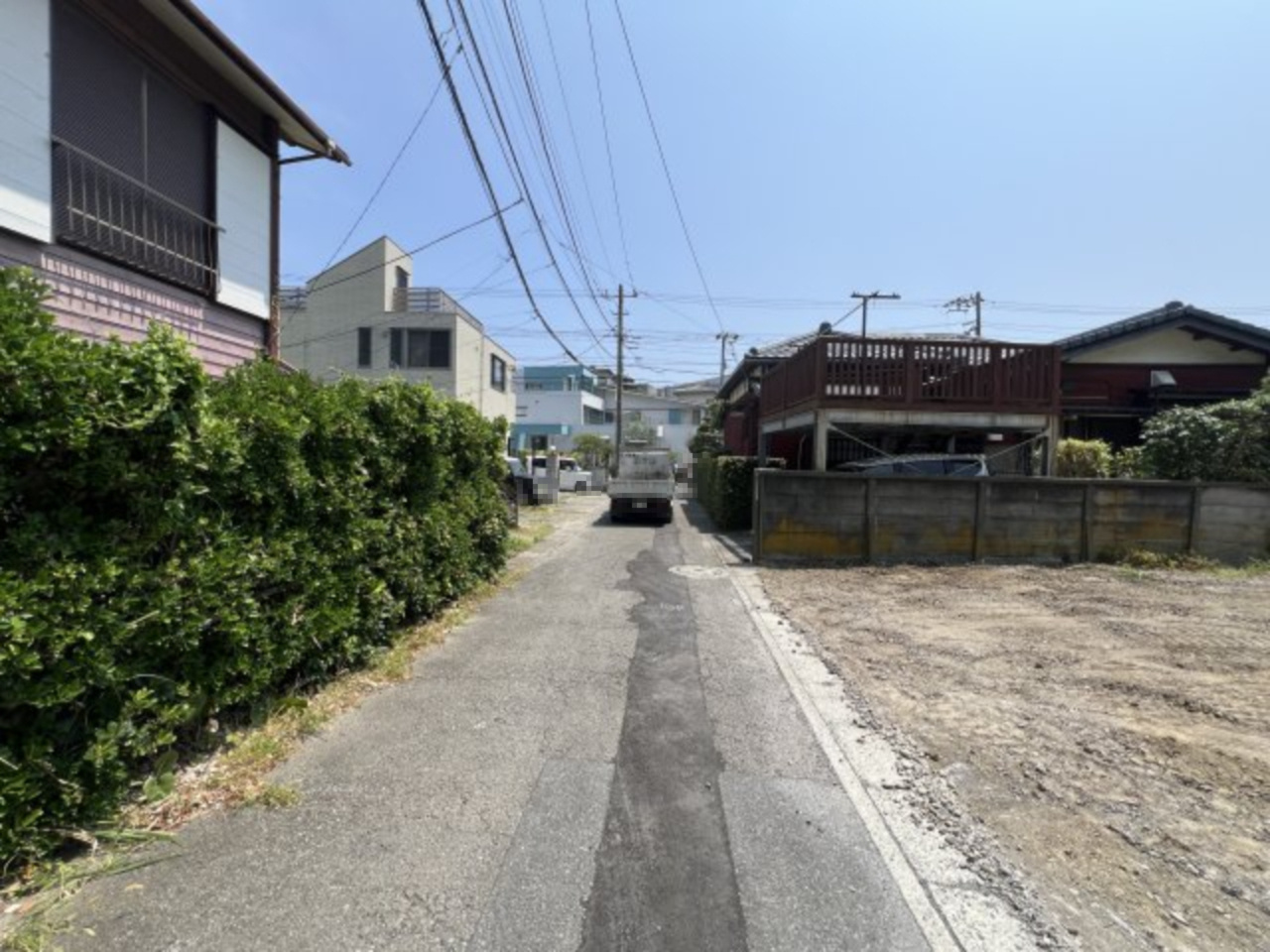 海まで徒歩4分！建築条件なしの広々とした売地の前面道路含む現地写真