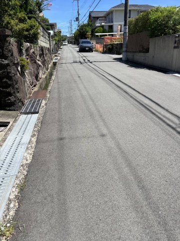 三木市緑が丘町西2丁目中古戸建の前面道路含む現地写真