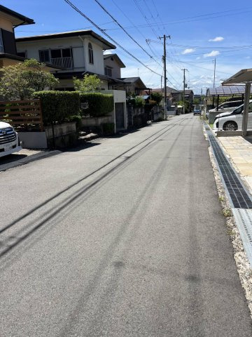 三木市緑が丘町西2丁目中古戸建の前面道路含む現地写真