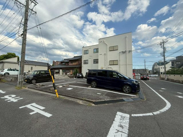 柱 鳥ビルの駐車場