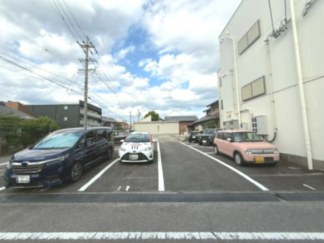 柱 鳥ビルの駐車場