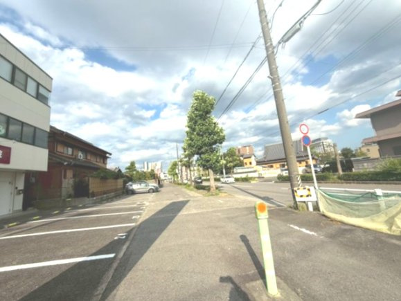 柱 鳥ビルの駐車場