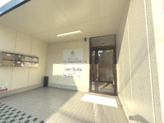 柱 鳥ビルのエントランス