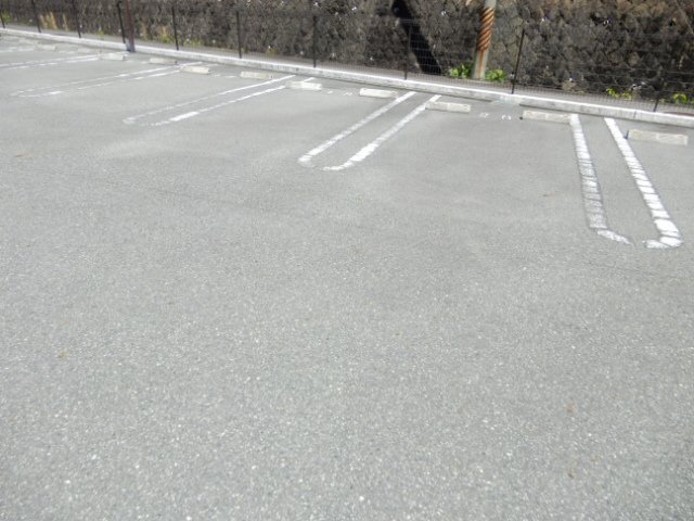 クラッセ弐番館の駐車場