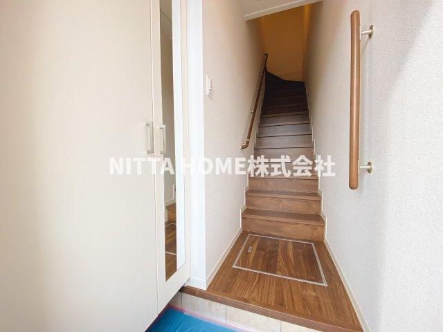 プルニエールの設備|玄関には全身ミラー付きのシューズボックスを設置◆