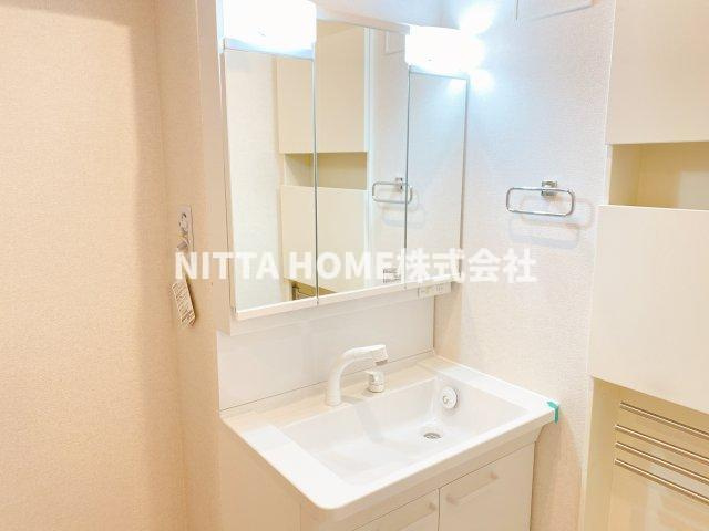 プルニエールの洗面所|清潔感のあるシャワー付き洗面台です♪