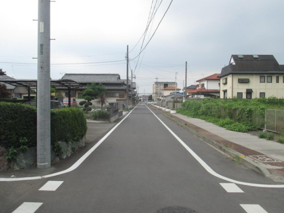 伊勢崎市美茂呂町の前面道路含む現地写真