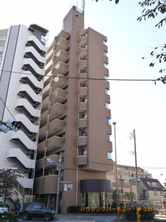 【外観】 | モダンでスタイリッシュな印象を与えるグレーを基調とした外観。