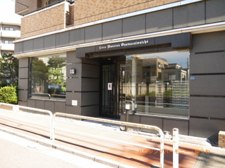 【エントランス】 | 重厚感溢れるエントランスは、マンションの優雅さを示す特徴でもあります。