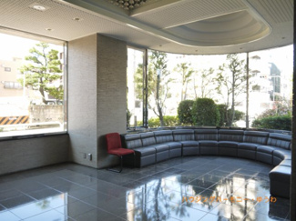 【その他共用部分】 | タイル調のエントランス内となります。