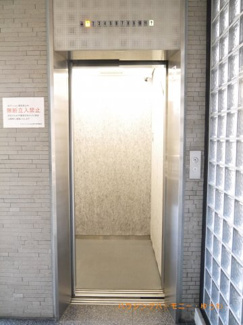 【その他共用部分】 | 階段移動の手間を省く現代の必需設備です。