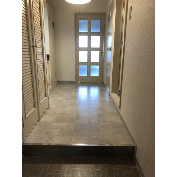 ラファイン江坂の玄関