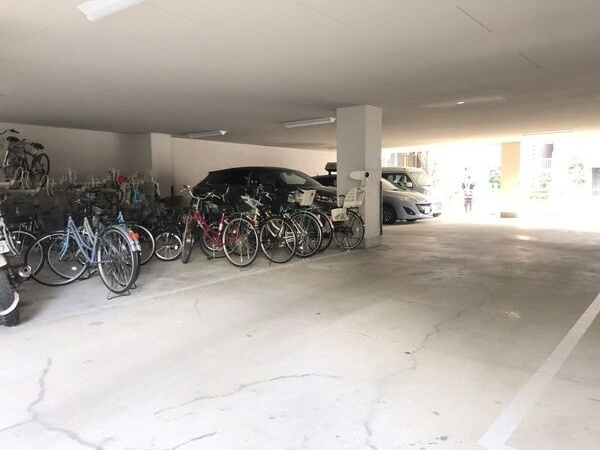 ラファイン江坂の駐車場