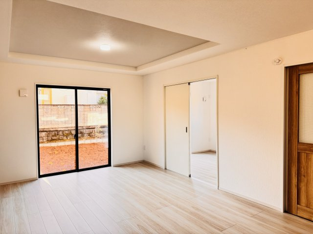 八王子市　絹ケ丘　新築一戸建て　３期の居間・リビング|～18.0帖の明るいLDKで家族団欒の時間をお過ごしいただけます～