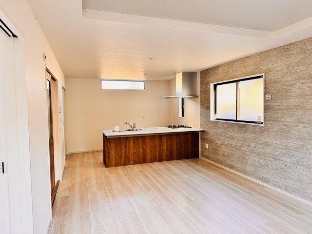 八王子市　絹ケ丘　新築一戸建て　３期の居間・リビング|～18.0帖の明るいLDKで家族団欒の時間をお過ごしいただけます～