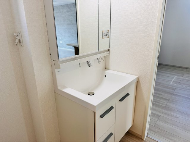 八王子市　絹ケ丘　新築一戸建て　３期の独立洗面台|～３面鏡付きの独立洗面台　細々している物をスッキリ収納出来ます～
